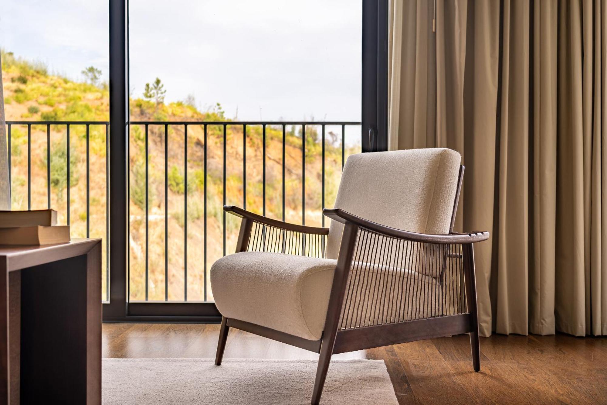 Monchique Resort & Spa Exteriér fotografie A chair with a woven back