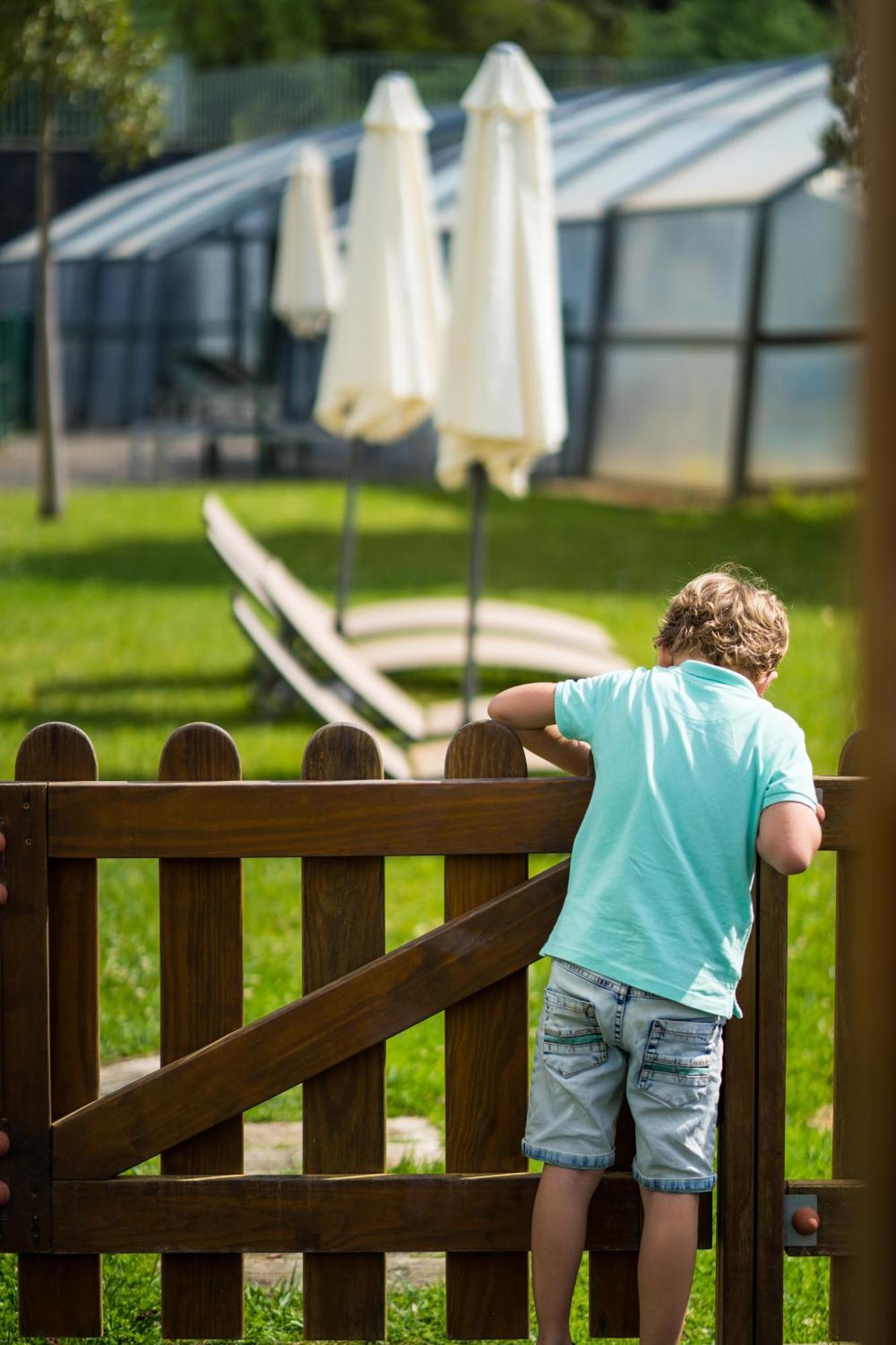 Monchique Resort & Spa Exteriér fotografie A child looking through a fence