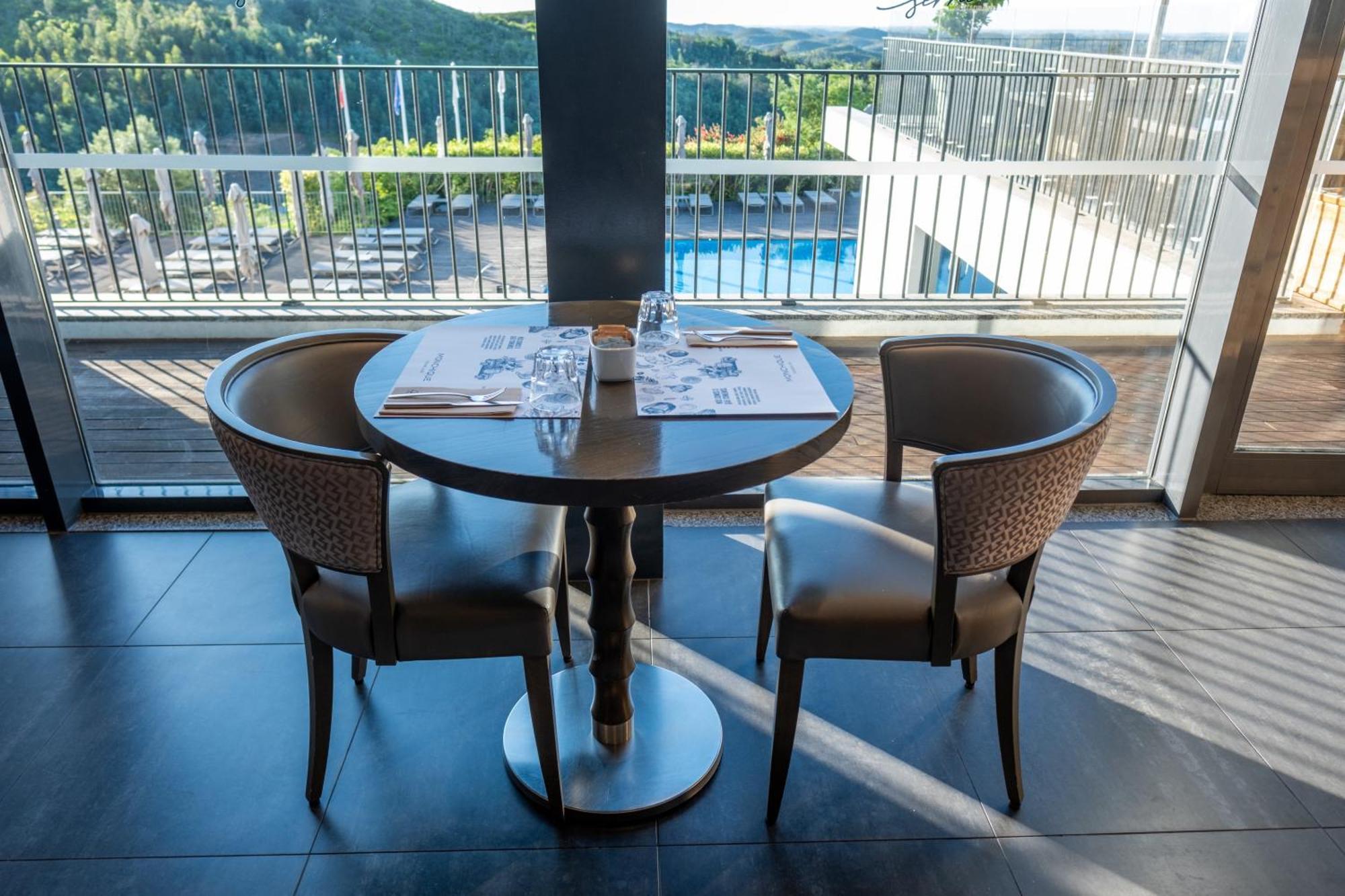 Monchique Resort & Spa Exteriér fotografie A table and chairs